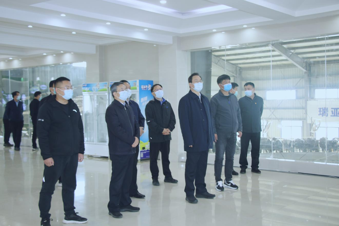 河南省人大常委會(huì)黨組書(shū)記、副主任孔昌生蒞臨花花牛魯山瑞亞牧場(chǎng)參觀調(diào)研