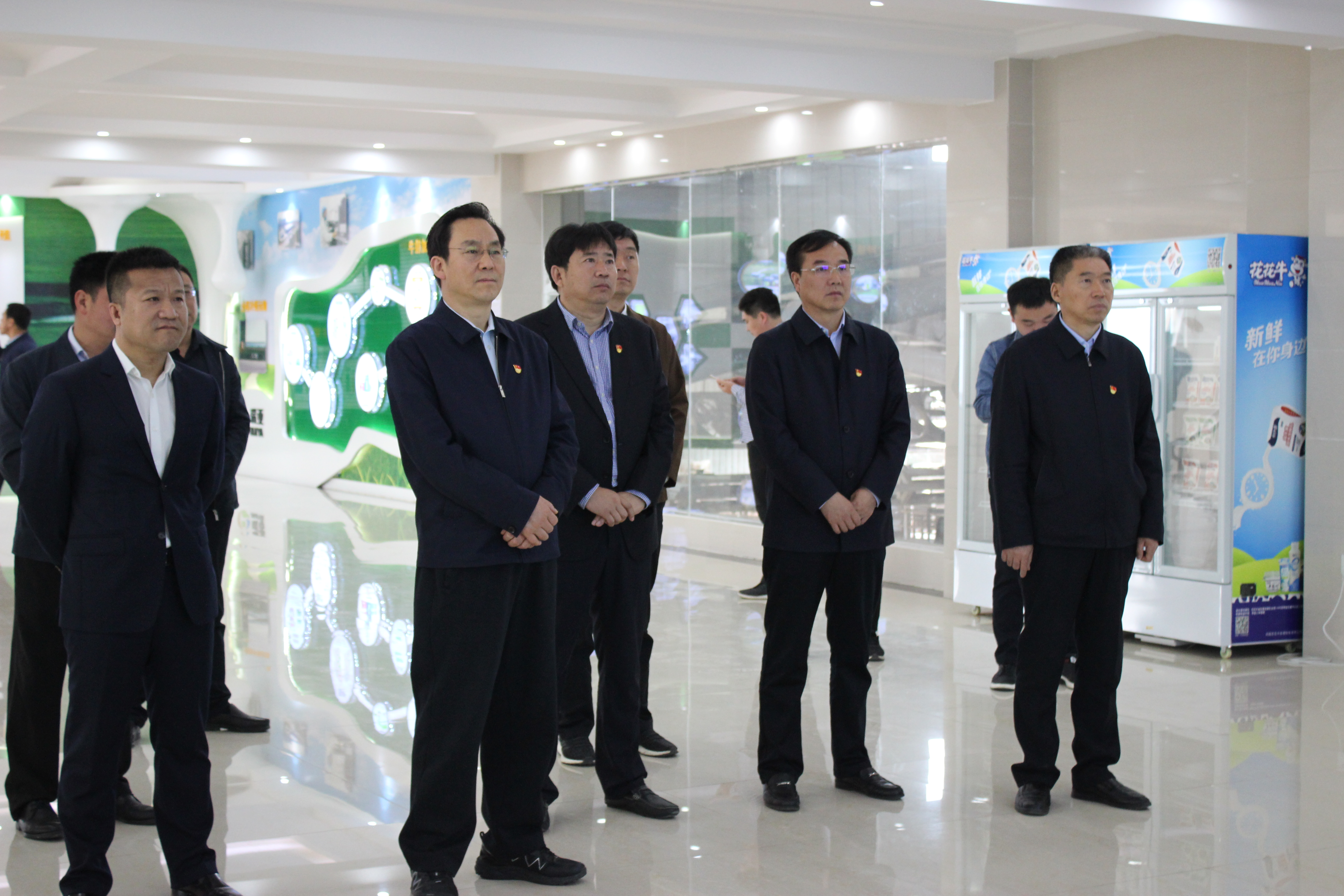 河南省委常委、組織部部長(zhǎng)孔昌生 蒞臨河南花花牛集團(tuán)魯山瑞亞牧業(yè)有限公司調(diào)研