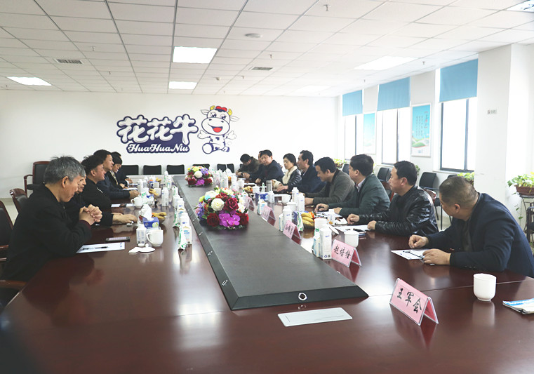 封丘縣縣長王獻臣一行蒞臨 花花牛集團養(yǎng)殖、乳品事業(yè)部參觀調(diào)研